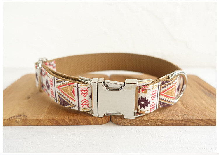 Bijou pour chien avec nœud papillon et laisse