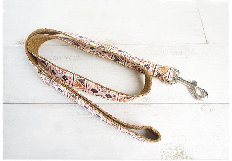 Bijou pour chien avec nœud papillon et laisse