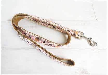 Bijou pour chien avec nœud papillon et laisse