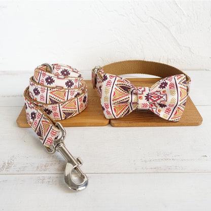 Bijou pour chien avec nœud papillon et laisse