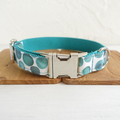 Bijou pour chien avec nœud papillon et laisse