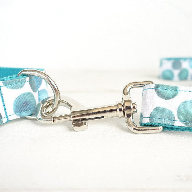 Bijou pour chien avec nœud papillon et laisse