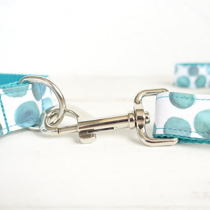 Bijou pour chien avec nœud papillon et laisse