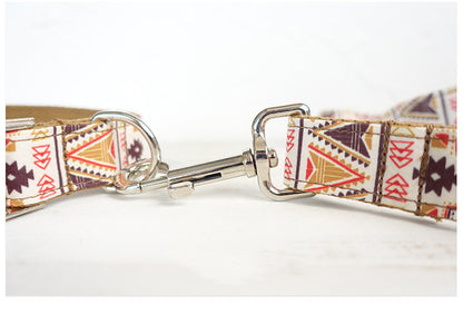 Bijou pour chien avec nœud papillon et laisse